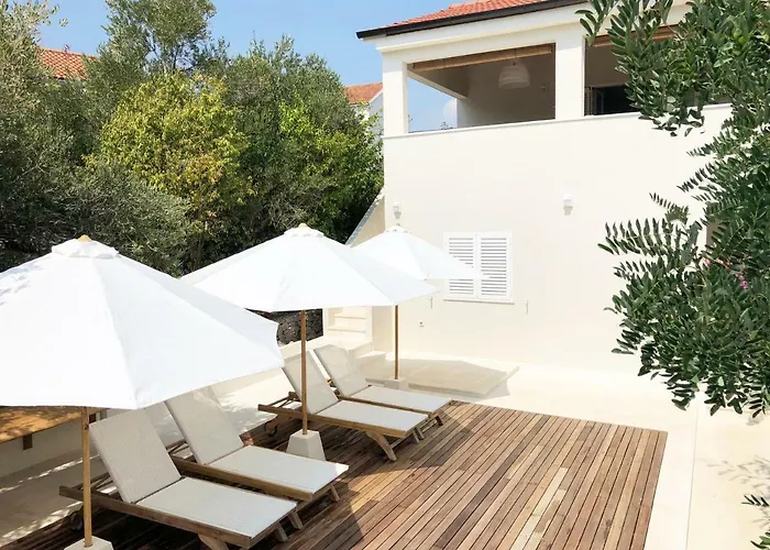 Luxury Family Front - Sunday House Slatine