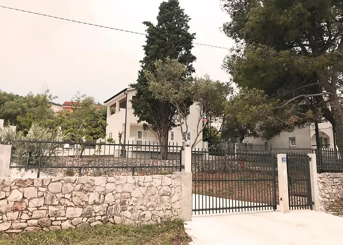 Luxury Family Front - Sunday House Slatine